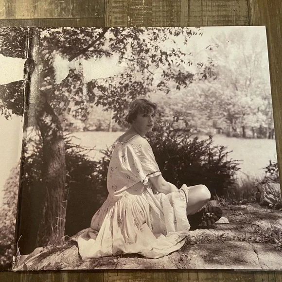 bundle of folklore and fearless TV vinyl by taylor swift - Picture 8 of 8